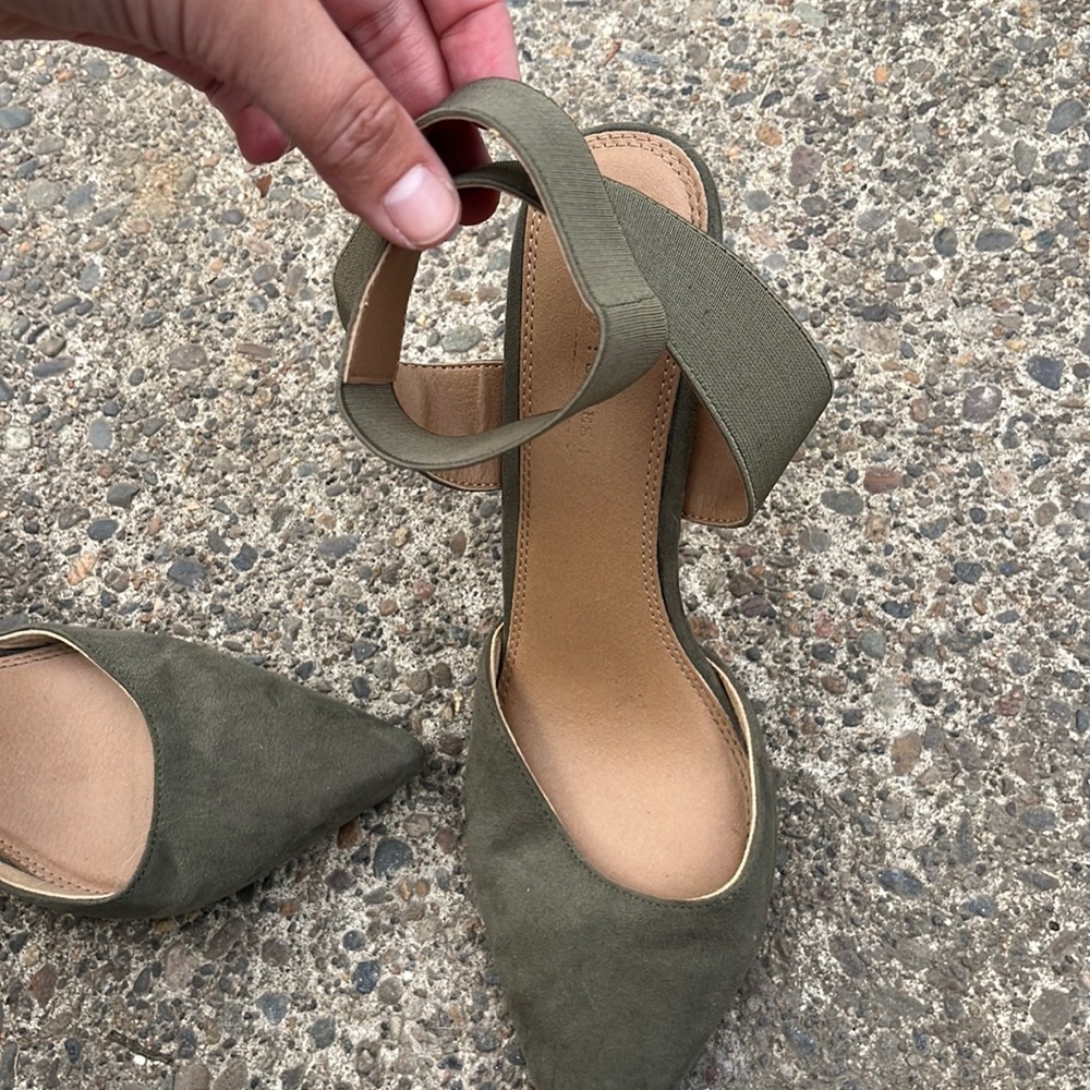 Pointed toe ankle strap detail, high heel